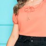 blusa coral detalhe em elastico no ombro nitido cima detalhe