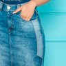 saia denim com recortes contrastados e bolso nitido baixo detalhe