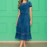 vestido midi em malha jeans com detalhe em guipir vazado
