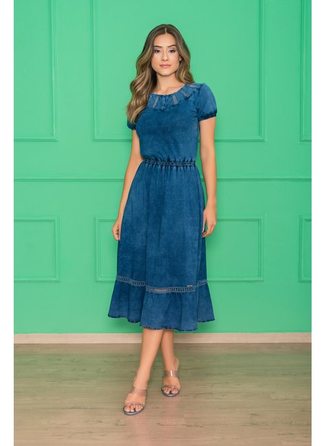 vestido midi em malha jeans com detalhe em guipir vazado