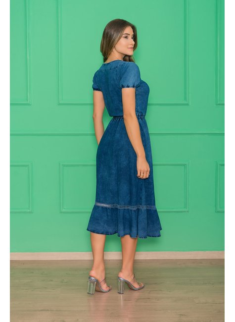 vestido midi em malha jeans com detalhe em guipir vazado costas
