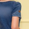 vestido denim pespontos destacados bolso sobreposto nitido costas cima detalhe