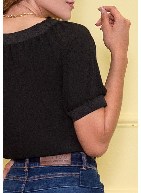 blusa preta detalhes em ribana e botoes nitido costas cima detalhe