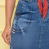 saia denim com bolso sobreposto e barra a fio nitido baixo detalhe