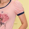 t shirt rosa estampada com aplicacoes em strass nitido cima detalhe