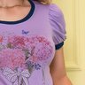 t shirt lilas estampada com aplicacoes em strass nitido cima detalhe