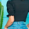camisa preta detalhe em lastex nas mangas nitido jeans costas cima detalhe