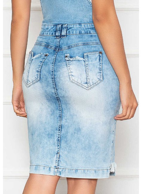 salopete jeans clara com bolso funcional nitido costas baixo
