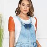 salopete jeans clara com bolso funcional nitido cima