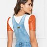 salopete jeans clara com bolso funcional nitido costas cima